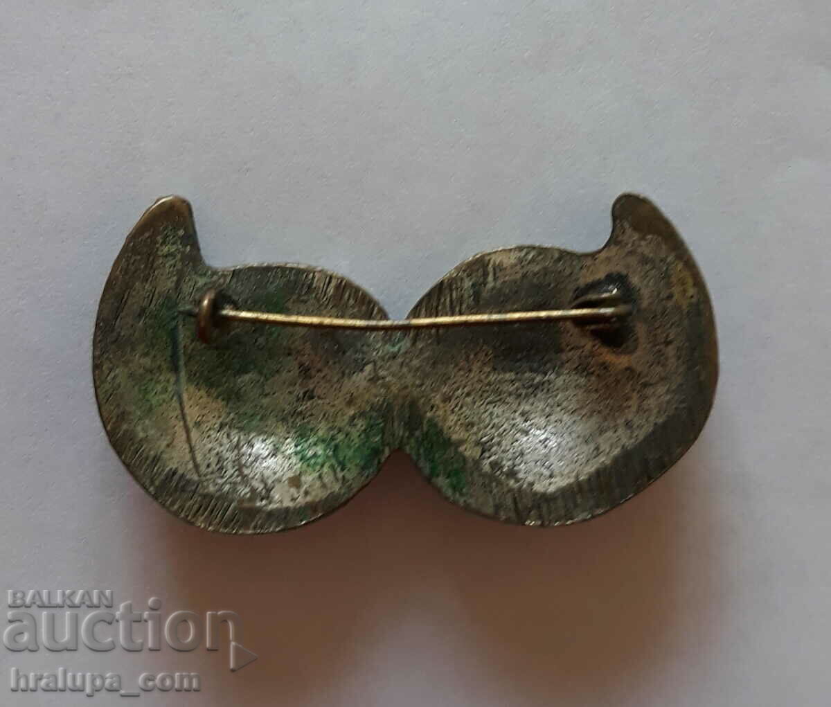 An old brooch with price 15.00 BGN | € 7.67 An old brooch with price 15.00 BGN | € 7.67