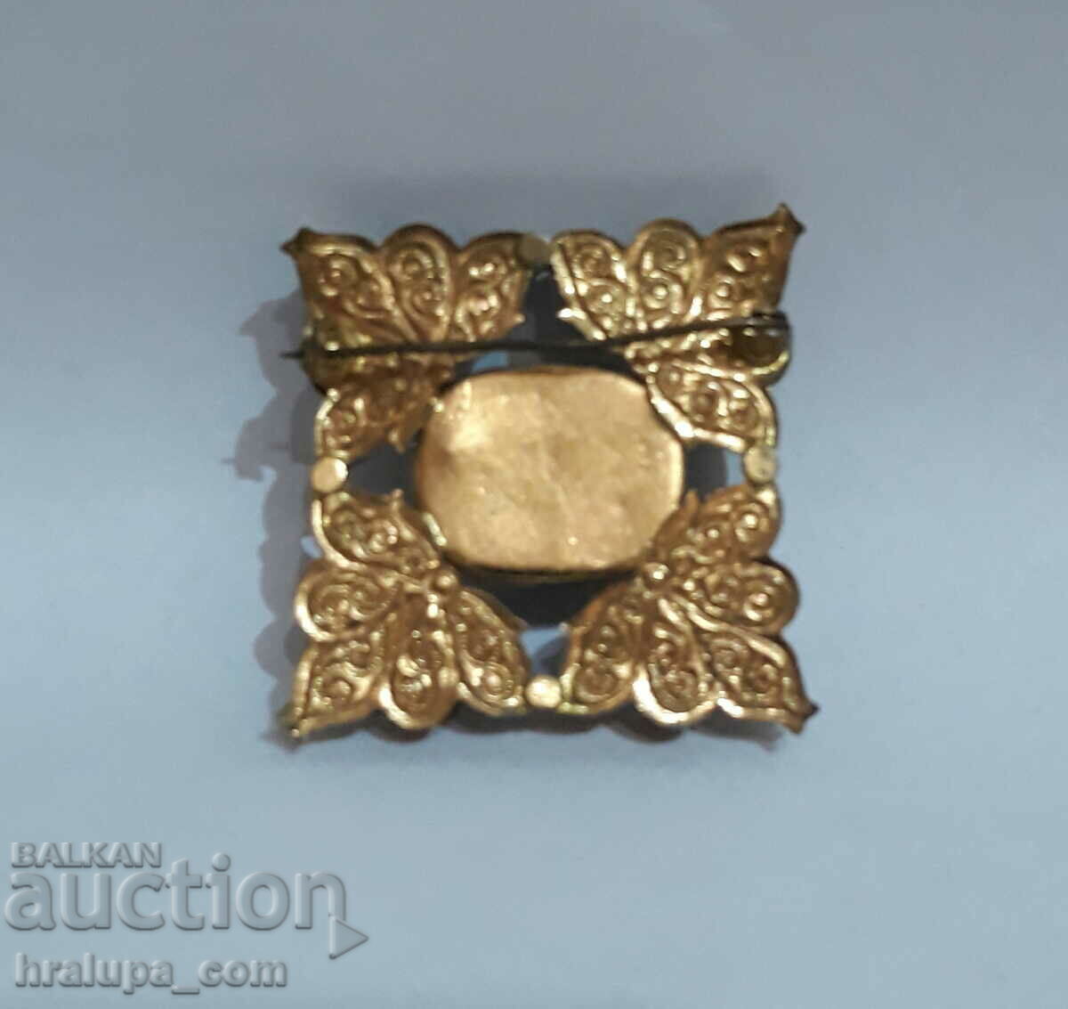 Παλιά μεγάλη πέτρινη καρφίτσα με τιμή 25.00 BGN | € 12.78 Παλιά μεγάλη πέτρινη καρφίτσα με τιμή 25.00 BGN | € 12.78