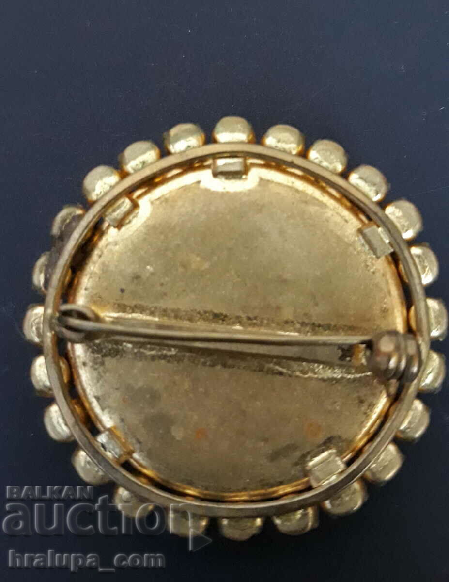 Стара брошка с голям камък с цена 30.00 лв. | € 15.34 Стара брошка с голям камък с цена 30.00 лв. | € 15.34