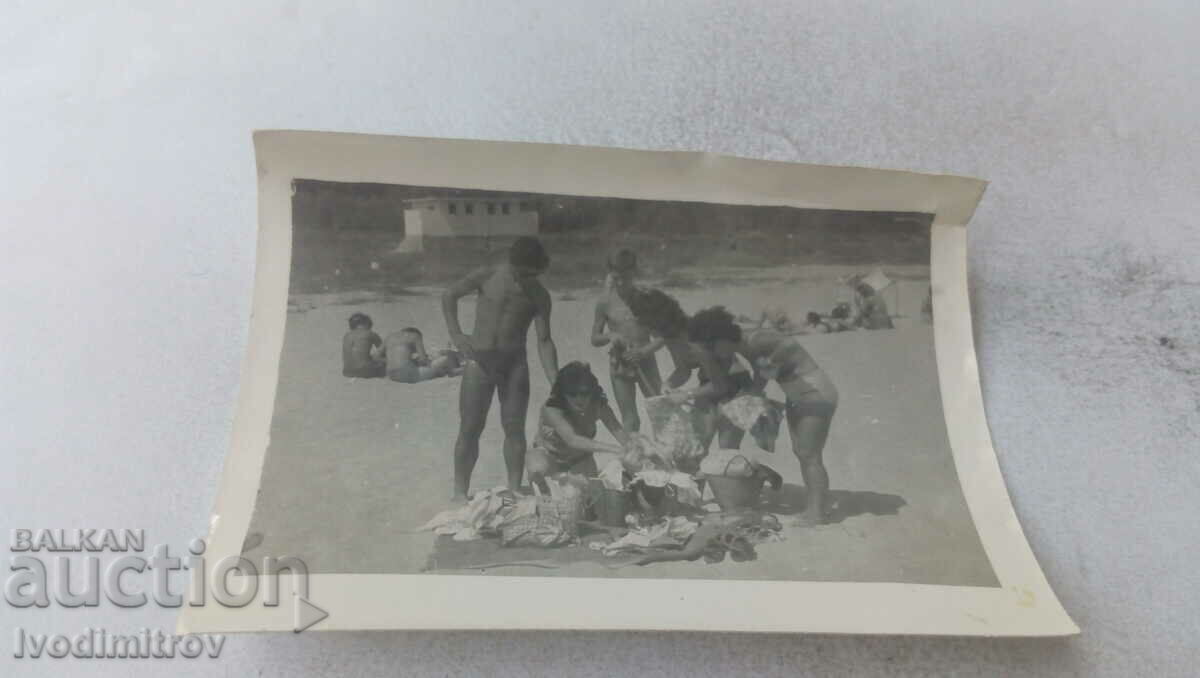 Foto Bărbat, trei femei și un băiat pe plajă