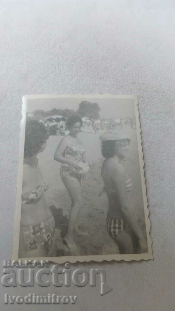 Φωτογραφία Τρεις νεαρές γυναίκες στην παραλία