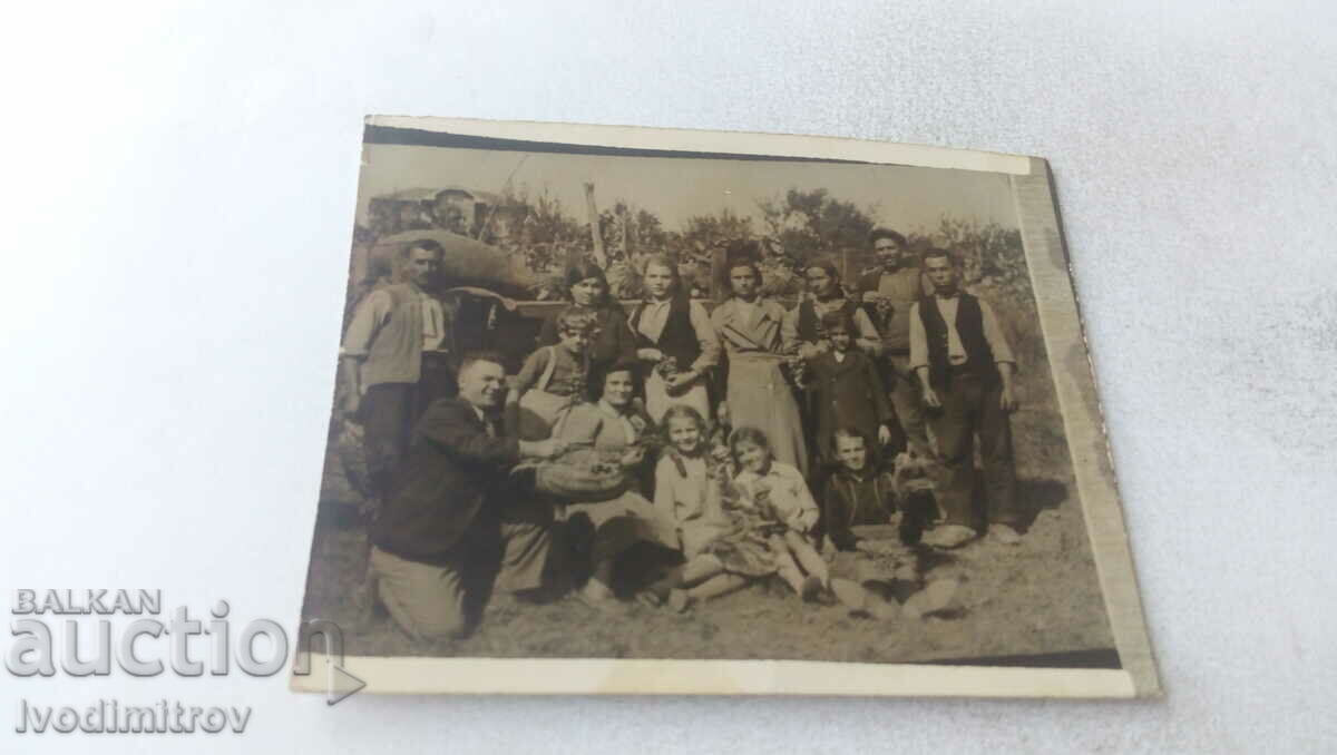 Снимка Мъже жени и деца на Гроздоберъ 1938