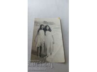 Снимка Две млади момичета в бели рокли на брега на морето
