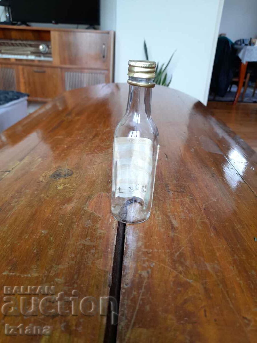 Доставка на Стара бутилка от коняк Доставка на Стара бутилка от коняк