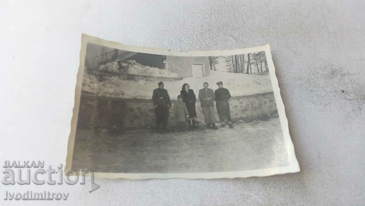 Photo Vladaya Officer and civilians in winter