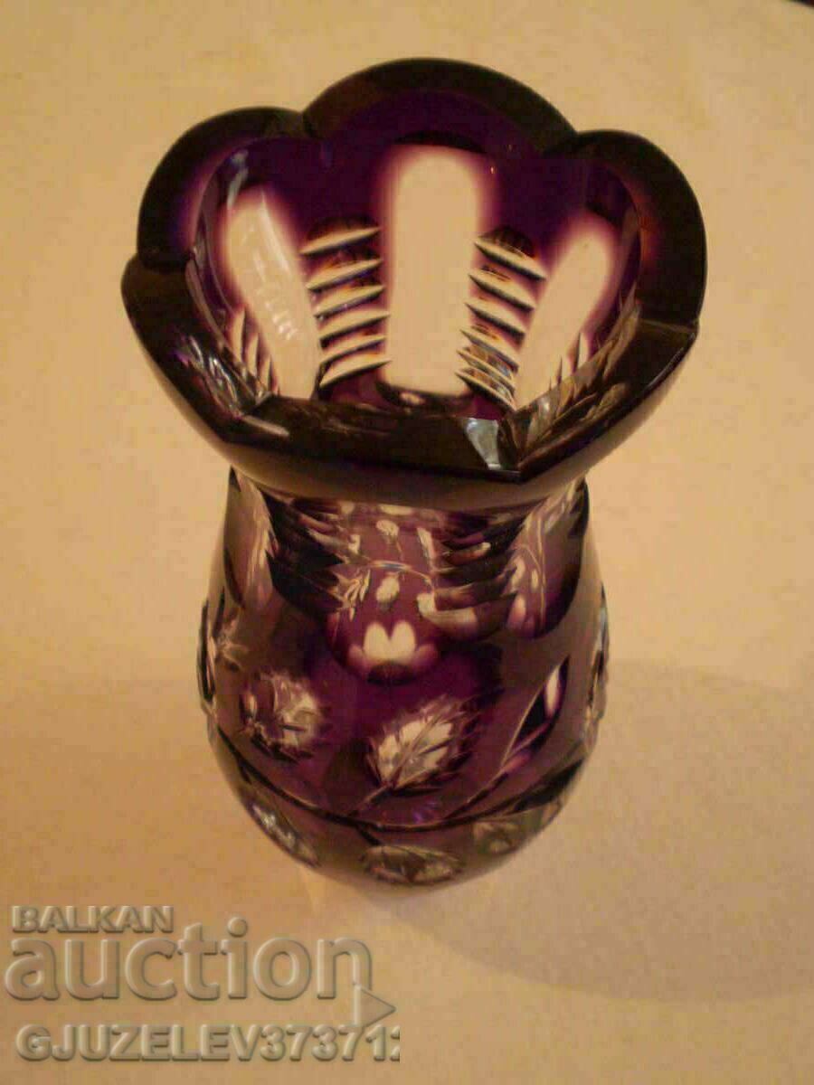 Vasă de cristal violet tăiat cristal