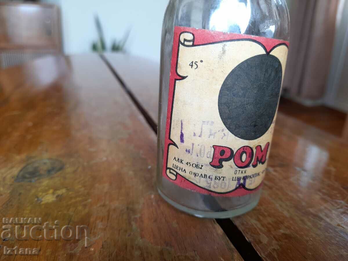 Ένα παλιό μπουκάλι ρούμι με τιμή 10.00 BGN | € 5.11 Ένα παλιό μπουκάλι ρούμι με τιμή 10.00 BGN | € 5.11