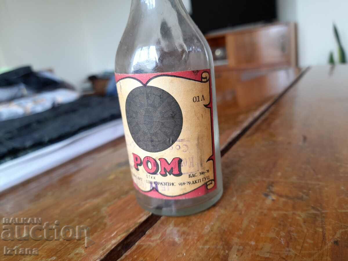 Δημοπρασία Ένα παλιό μπουκάλι ρούμι Δημοπρασία Ένα παλιό μπουκάλι ρούμι