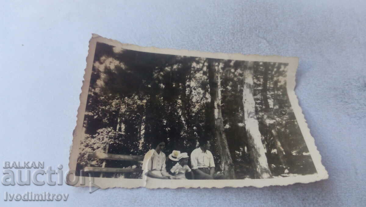 Φωτογραφία Stara Zagora Άνδρας, γυναίκα και αγόρι σε ένα παγκάκι στο πάρκο