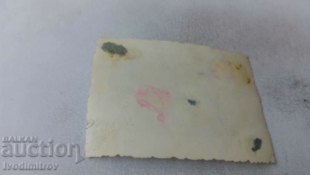 Εικόνα Δύο γυναίκες και ένα αγόρι στις σκάλες με τιμή 2.35 BGN | € 1.20 Εικόνα Δύο γυναίκες και ένα αγόρι στις σκάλες με τιμή 2.35 BGN | € 1.20