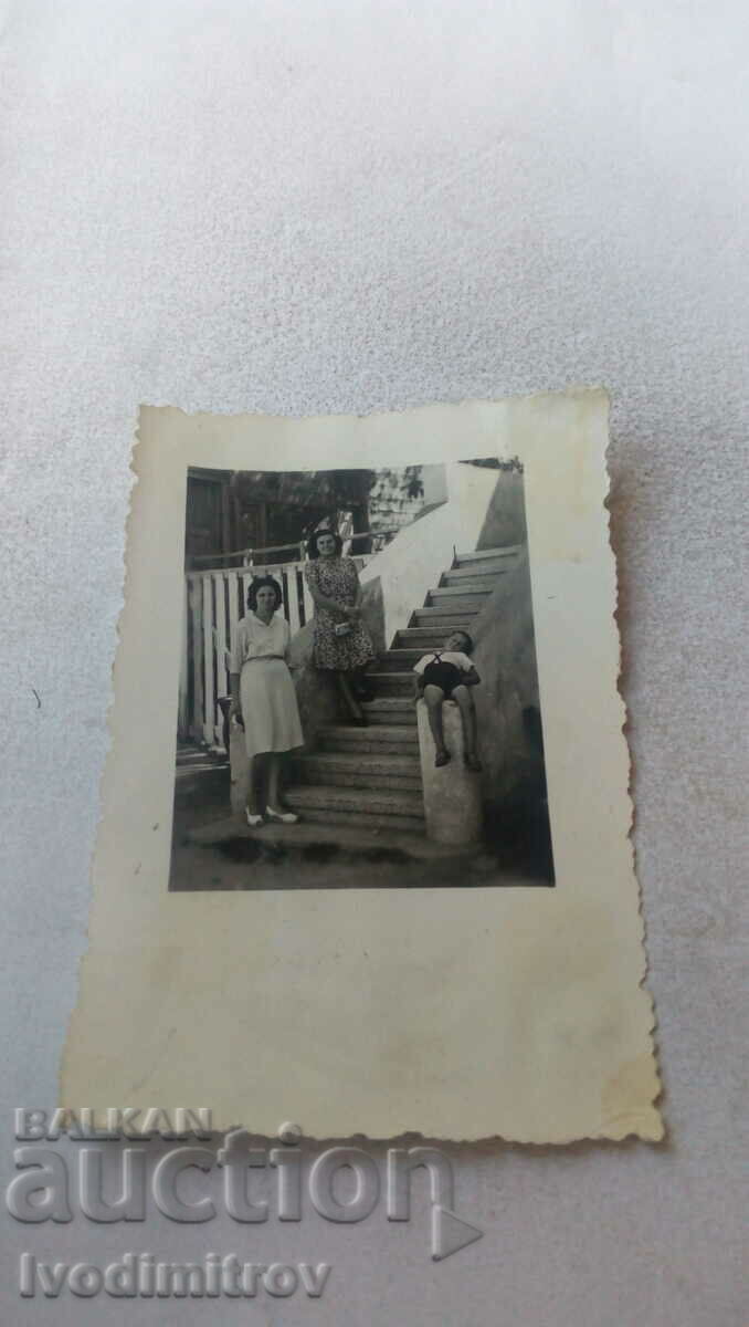 Снимка Две жени и момче на стълби