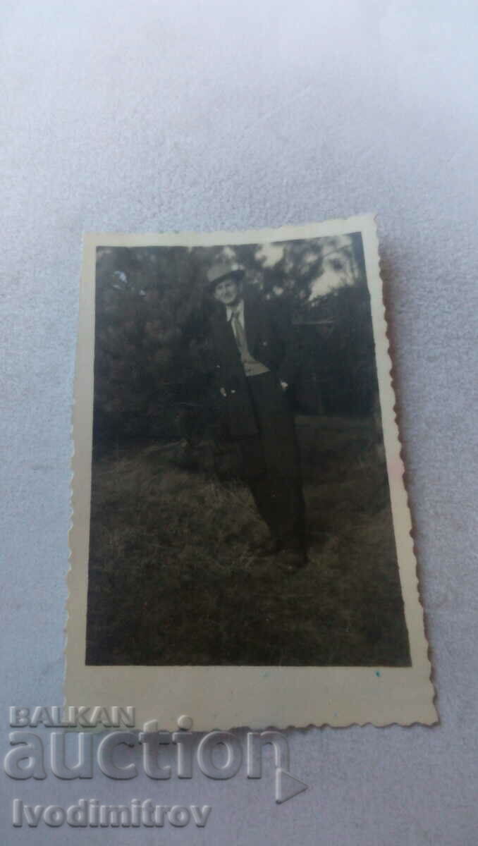 Φωτογραφία Νεαρός άνδρας με κοστούμι στο πάρκο