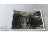 Photo Little boy on a wooden ladder in the yard