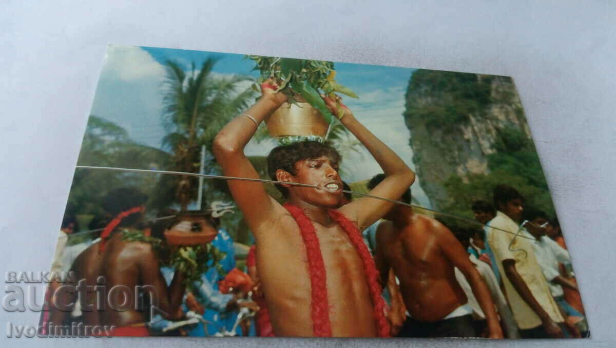 P K Hindu θιασώτης με μακρύ δόρυ στο Φεστιβάλ Thaipusam