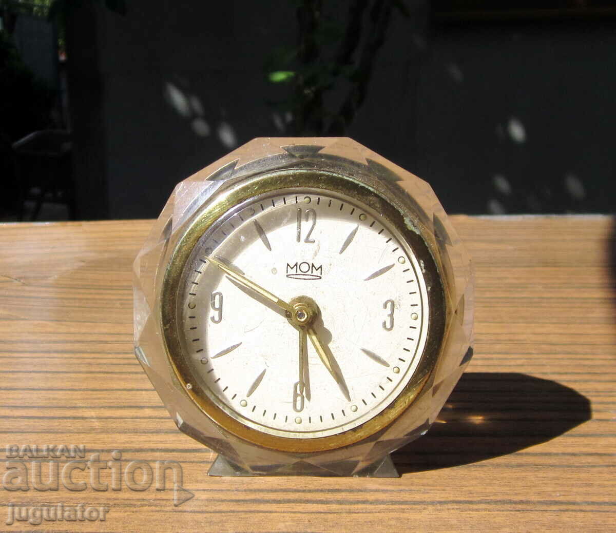 перфектен стар работещ часовник будилник МОМ