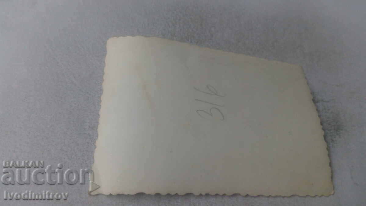 Снимка Двама мъже на улицата през зимата с цена 1.65 лв. | € 0.84 Снимка Двама мъже на улицата през зимата с цена 1.65 лв. | € 0.84