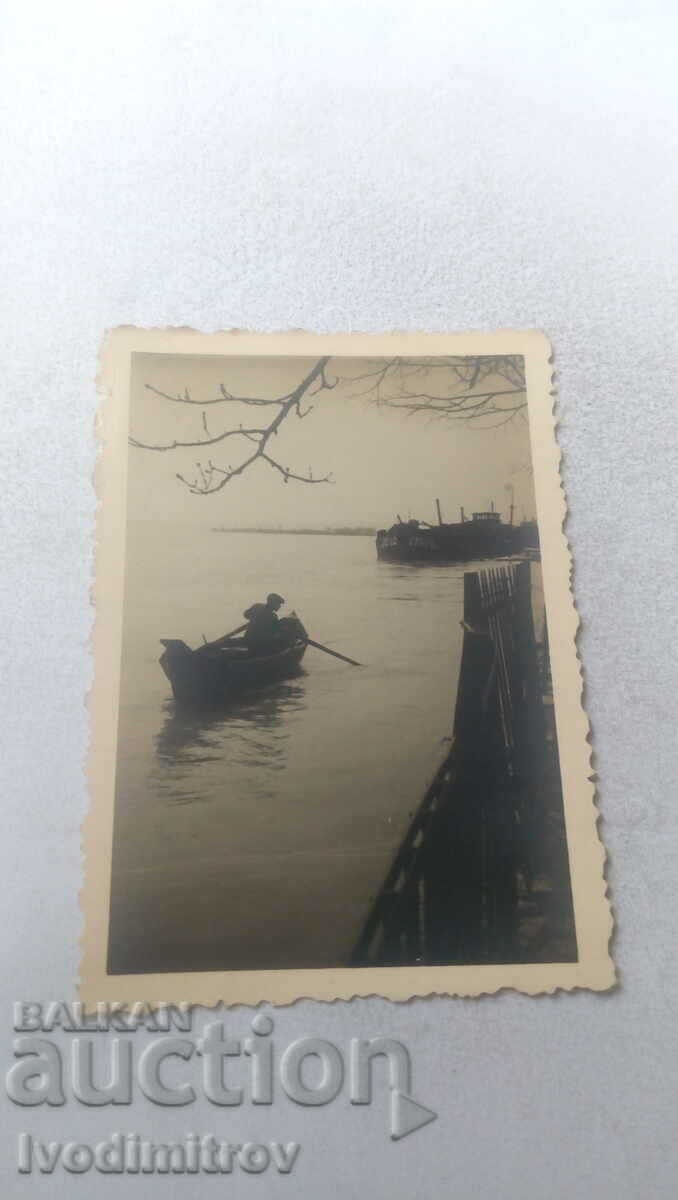 Снимка Лодкар с лодка по река Дунав