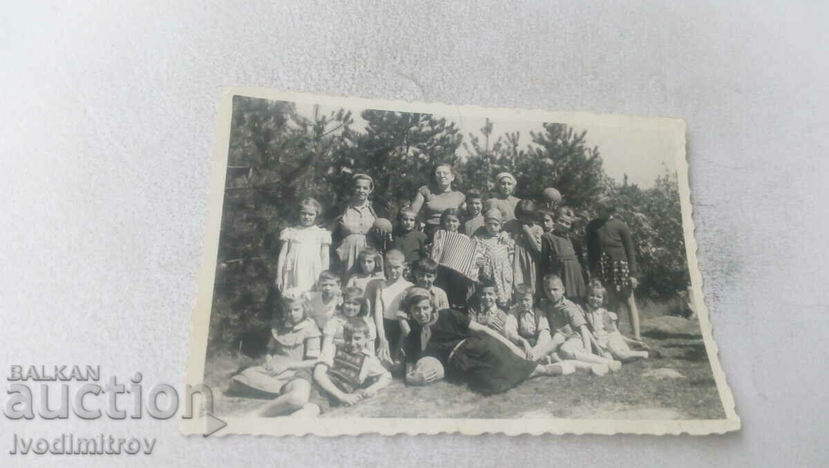 Photo Children with their teachers on an excursion in the mountains