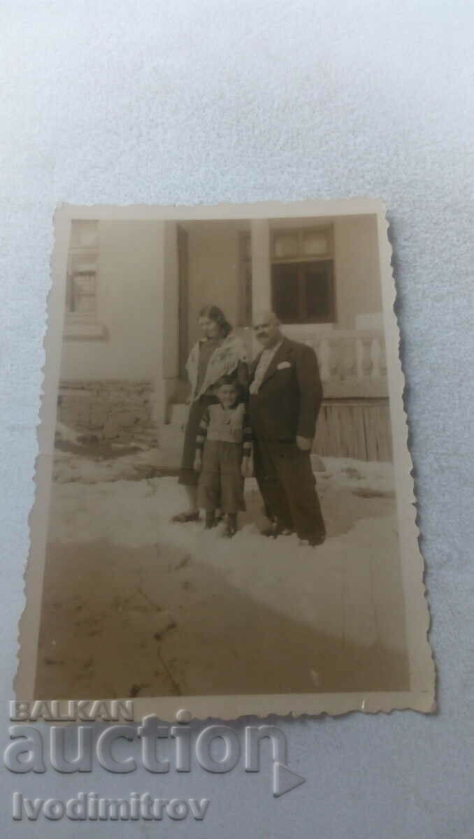 Снимка Мъже жена и момче на улицата през зимата