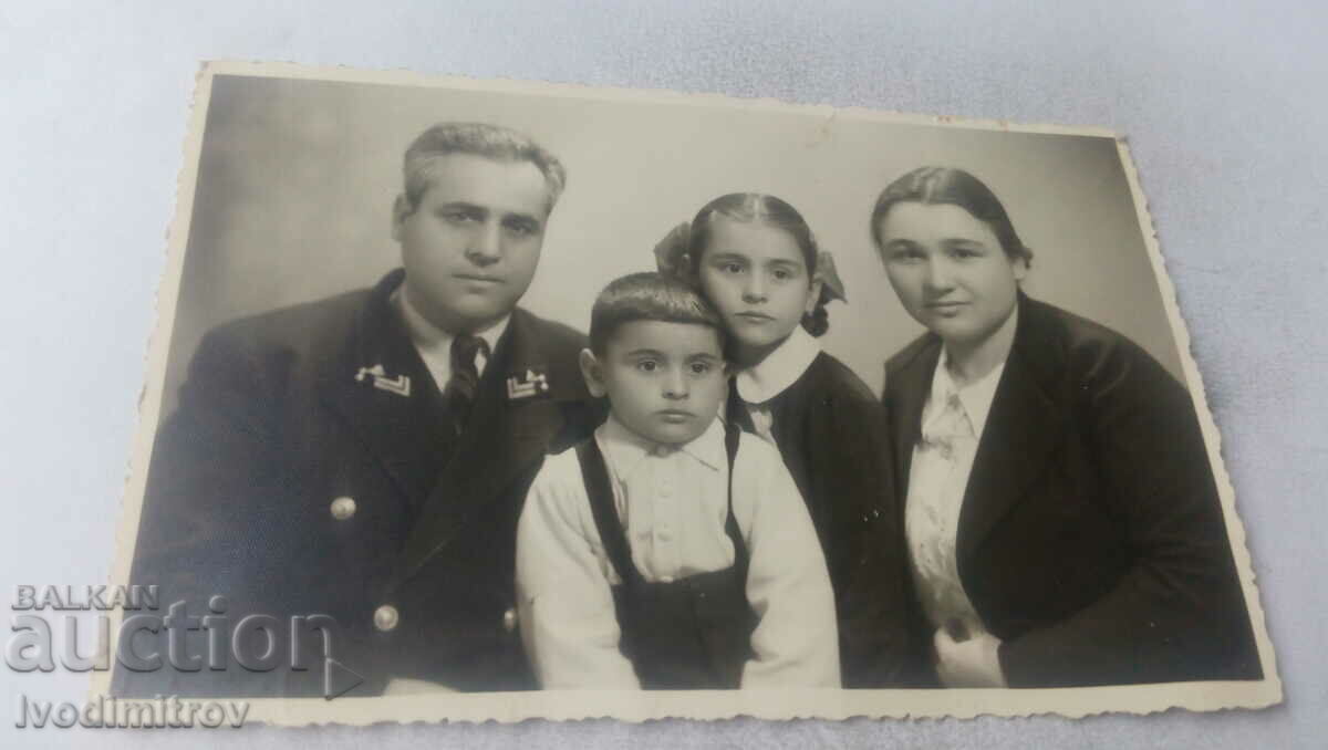 Снимка Мъж жена момче и момиче 1943