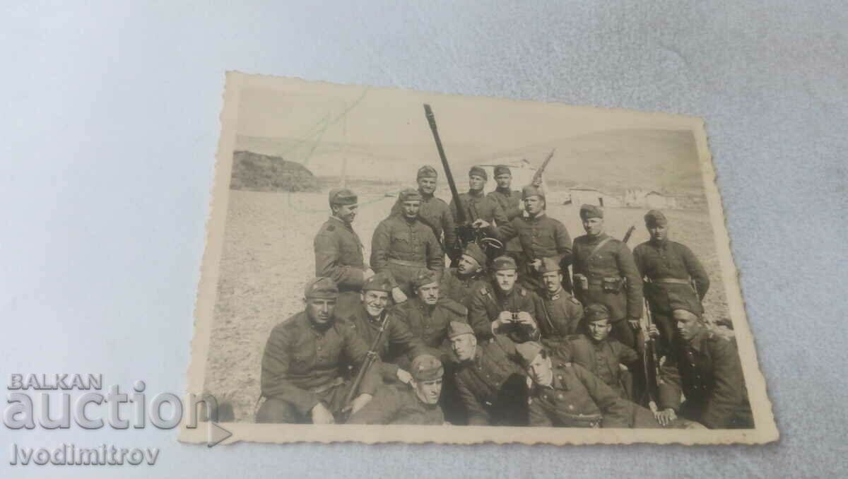 Снимка Сержанти и войници със зенитна картечница