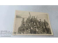 Снимка Сержанти и войници със зенитна картечница