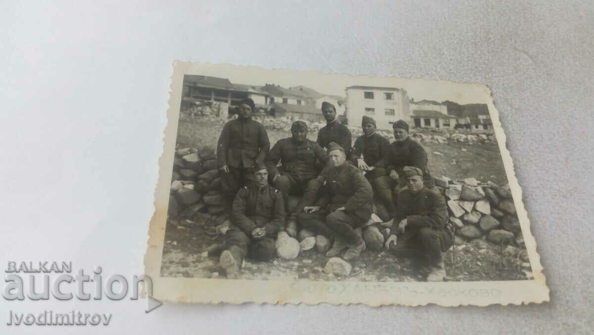 Φωτογραφία Λοχίες και στρατιώτες που κάθονται στις πέτρες