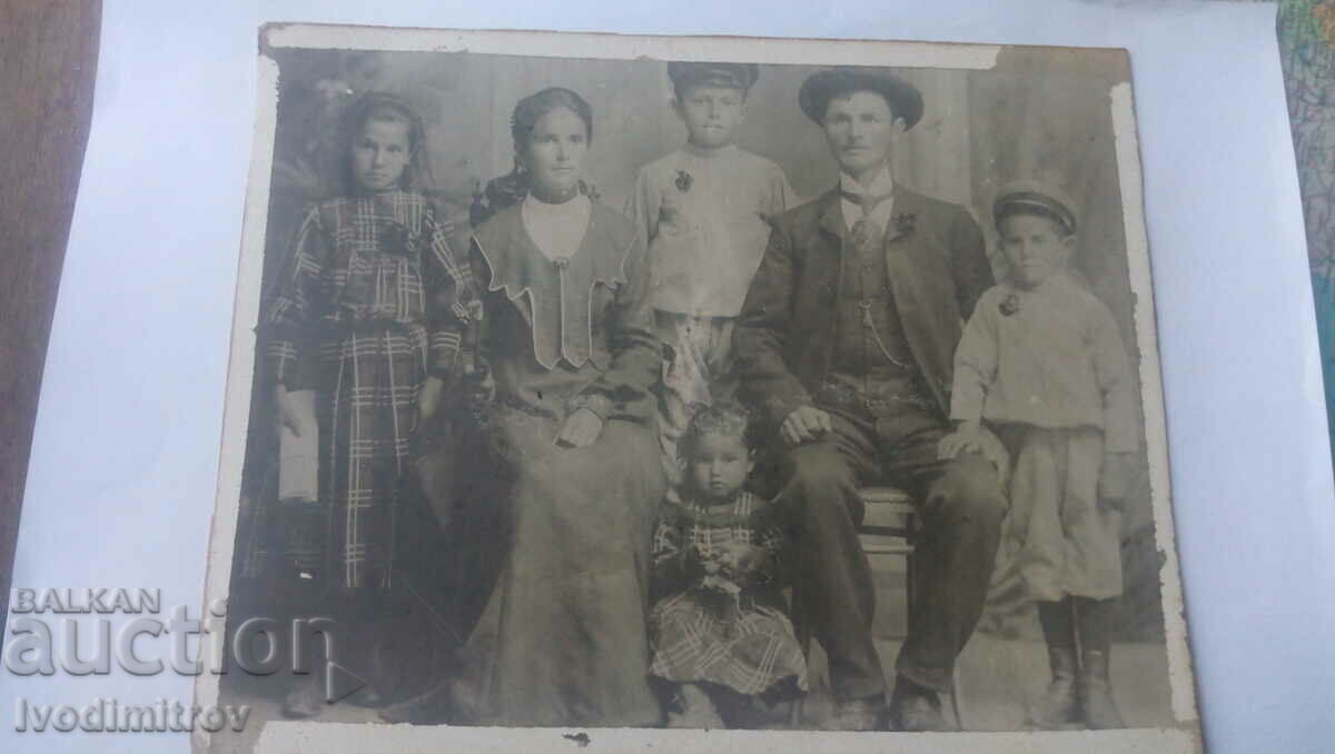 Снимка Мъж жена и четири деца Картон