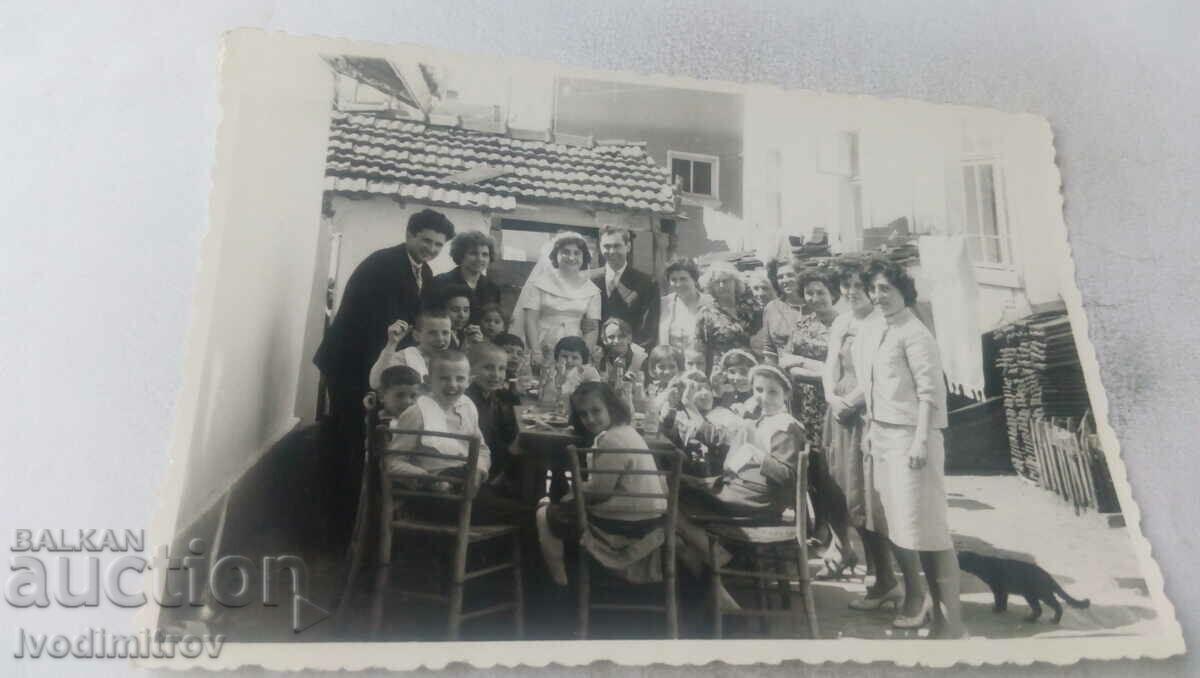 Φωτογραφία Νεόνυμφοι με τους φίλους τους στην αυλή της συγκατοίκησης τους