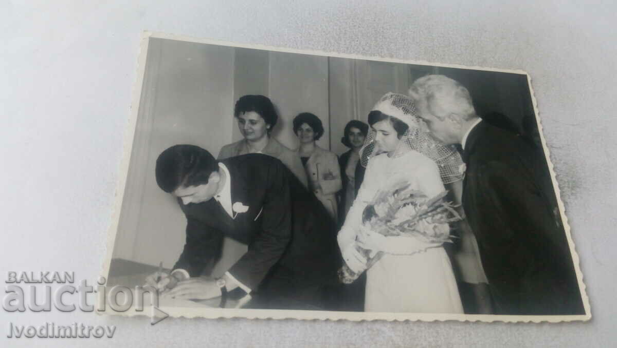 Снимка София Младоженци със свои приятели 1967