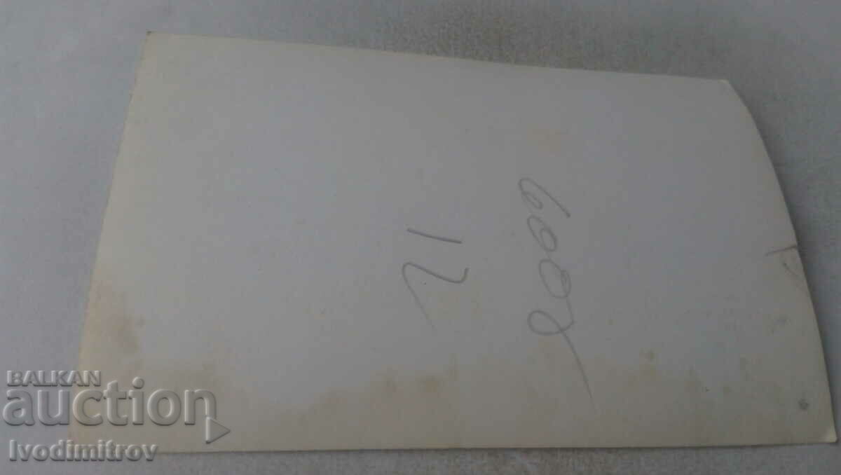 Fotografie cu proaspăt căsătoriți cu prietenii lor cu preț 1.35 BGN | € 0.69 Fotografie cu proaspăt căsătoriți cu prietenii lor cu preț 1.35 BGN | € 0.69