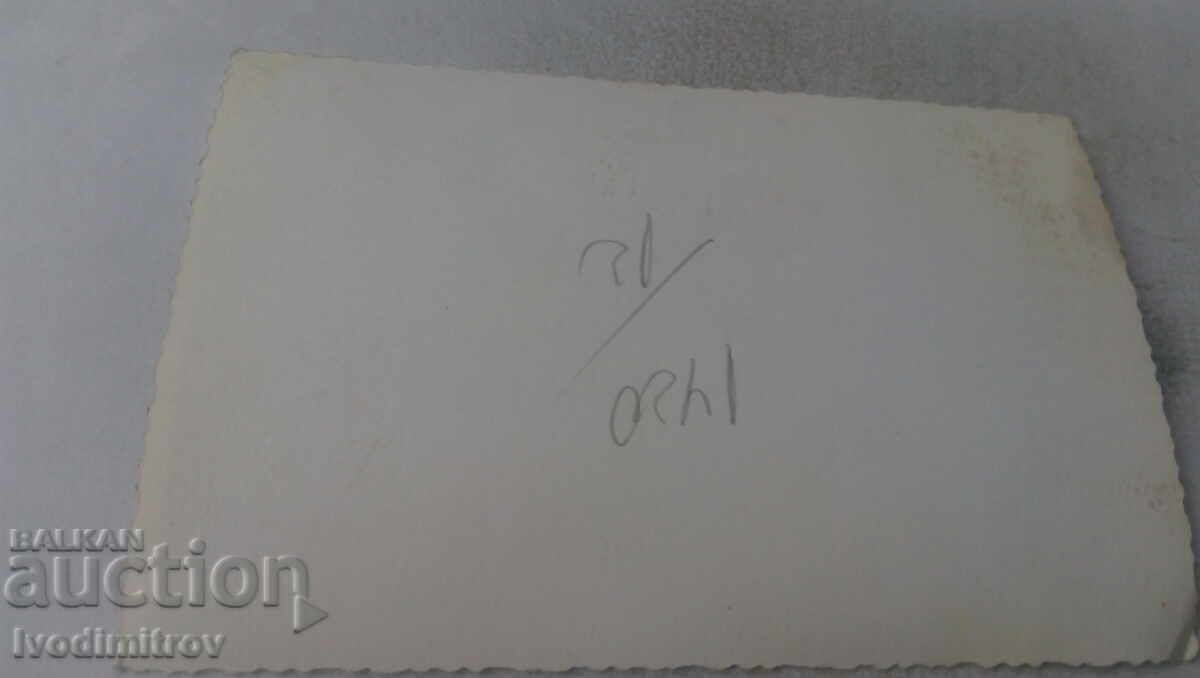 Fotografie cu proaspăt căsătoriți cu prietenii lor cu preț 1.35 BGN | € 0.69 Fotografie cu proaspăt căsătoriți cu prietenii lor cu preț 1.35 BGN | € 0.69