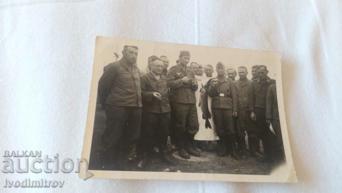 Foto soldați germani cu un pește mare prins