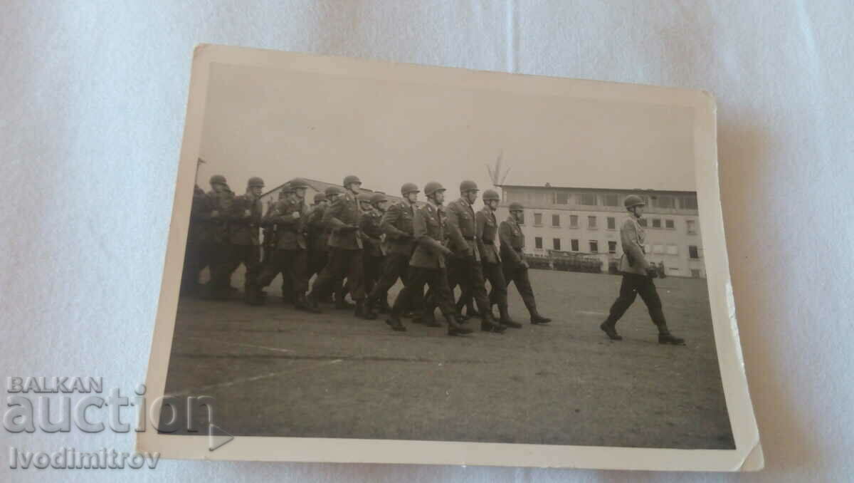 Fotografie Ofițer și soldați germani în marș