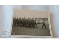 Снимка Маршируващи германски офицер и войници