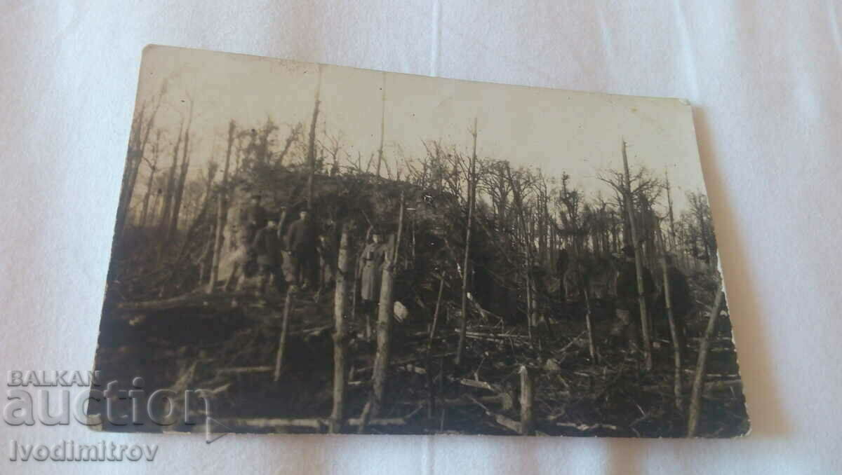 Снимка Офицери и войници в остатък от гора 1918