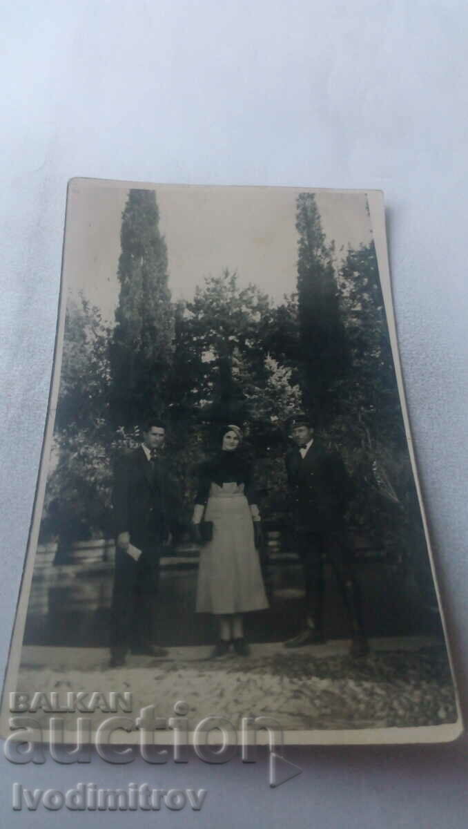 Снимка Плевенъ Млада жена и двама млади пъже в парка