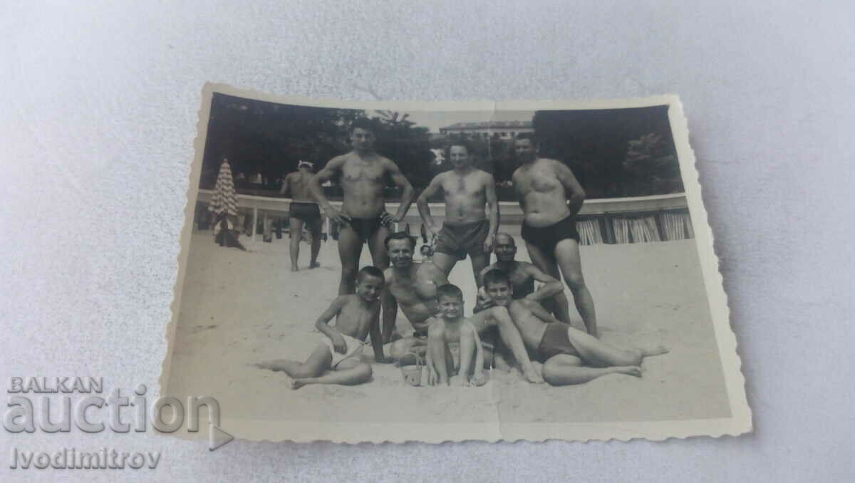 Fotografie Bărbați și băieți pe plajă