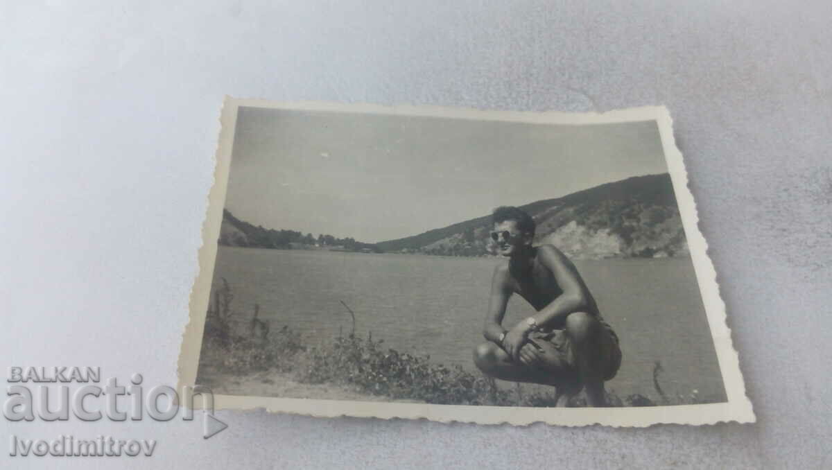 Снимка Мъж с къси панталони покрай езеро