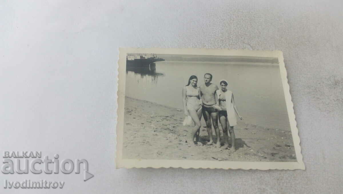 Снимка Мъж и две млади момичета по бански край река Дунав