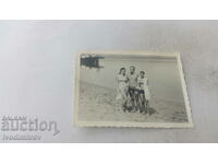 Снимка Мъж и две млади момичета по бански край река Дунав