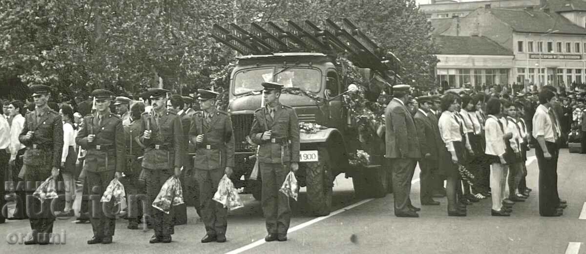 2566 Demonstrație de artilerie cu reacție a soldaților bulgari cu preț 10.00 BGN | € 5.11