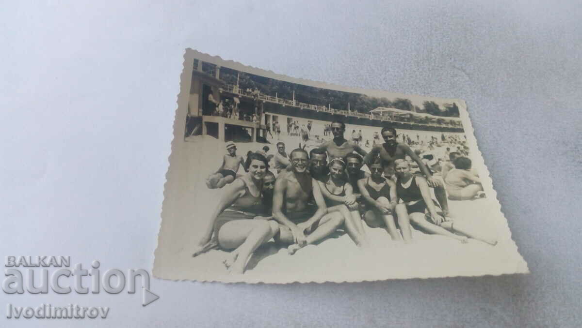 Fotografie Varna Bărbați și femei pe plajă 1936
