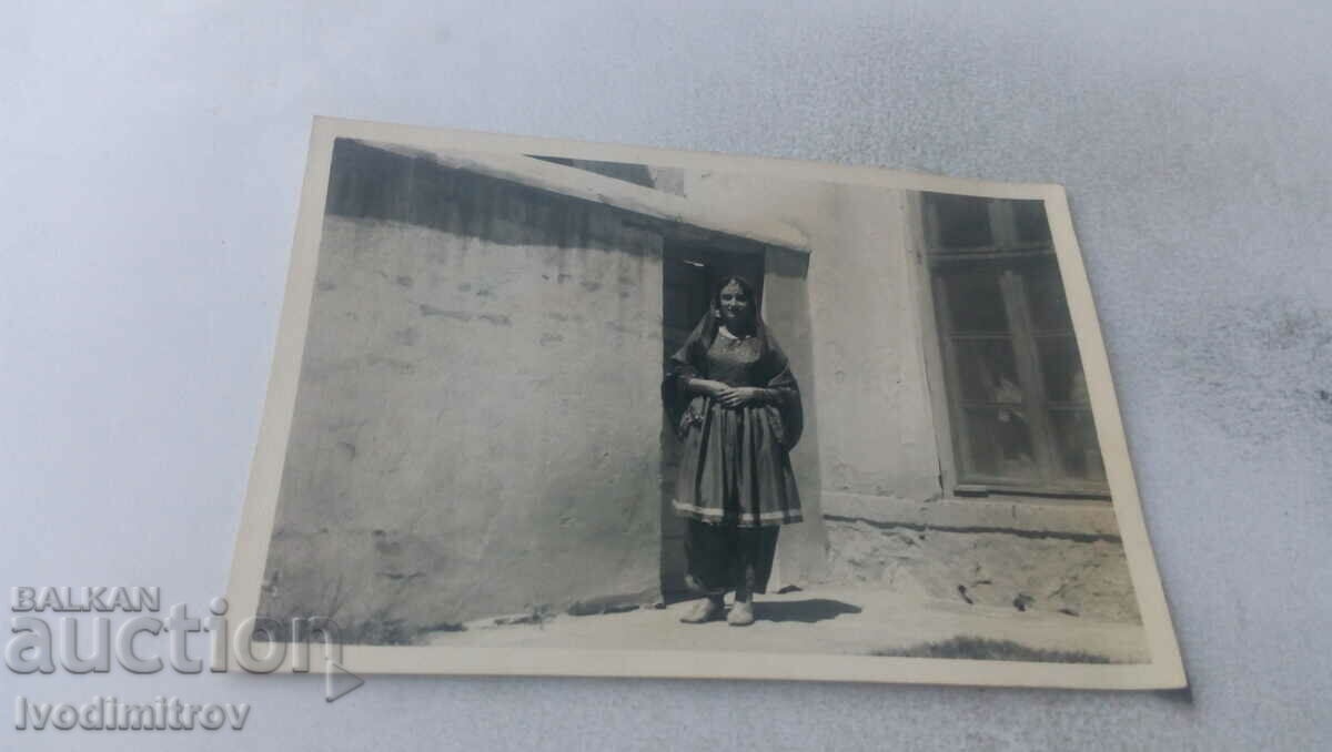 Φωτογραφία Τσιγγάνα μπροστά από το σπίτι της, 1967