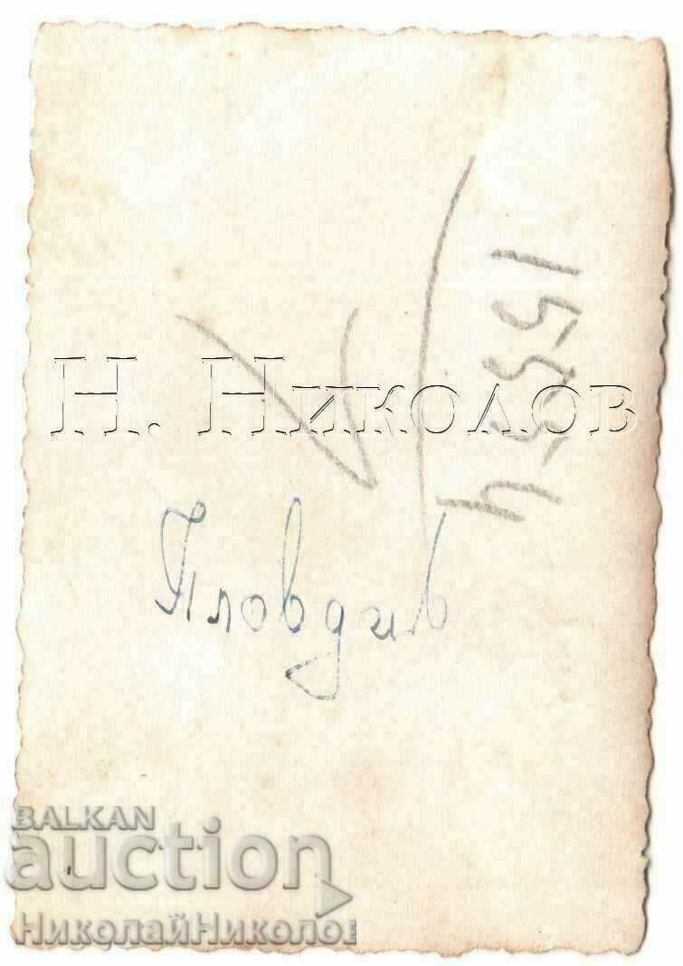 МАЛКА СТАРА СНИМКА ПЛОВДИВ ГРАЖДАНИ НА РАЗХОДКА В946 с цена 4.00 лв. | € 2.05 МАЛКА СТАРА СНИМКА ПЛОВДИВ ГРАЖДАНИ НА РАЗХОДКА В946 с цена 4.00 лв. | € 2.05