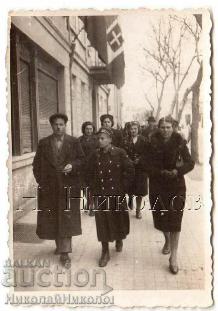 SMALL OLD PHOTO PLOVDIV CITIZENS ON A WALK B946