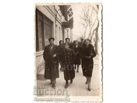 SMALL OLD PHOTO PLOVDIV CITIZENS ON A WALK B946