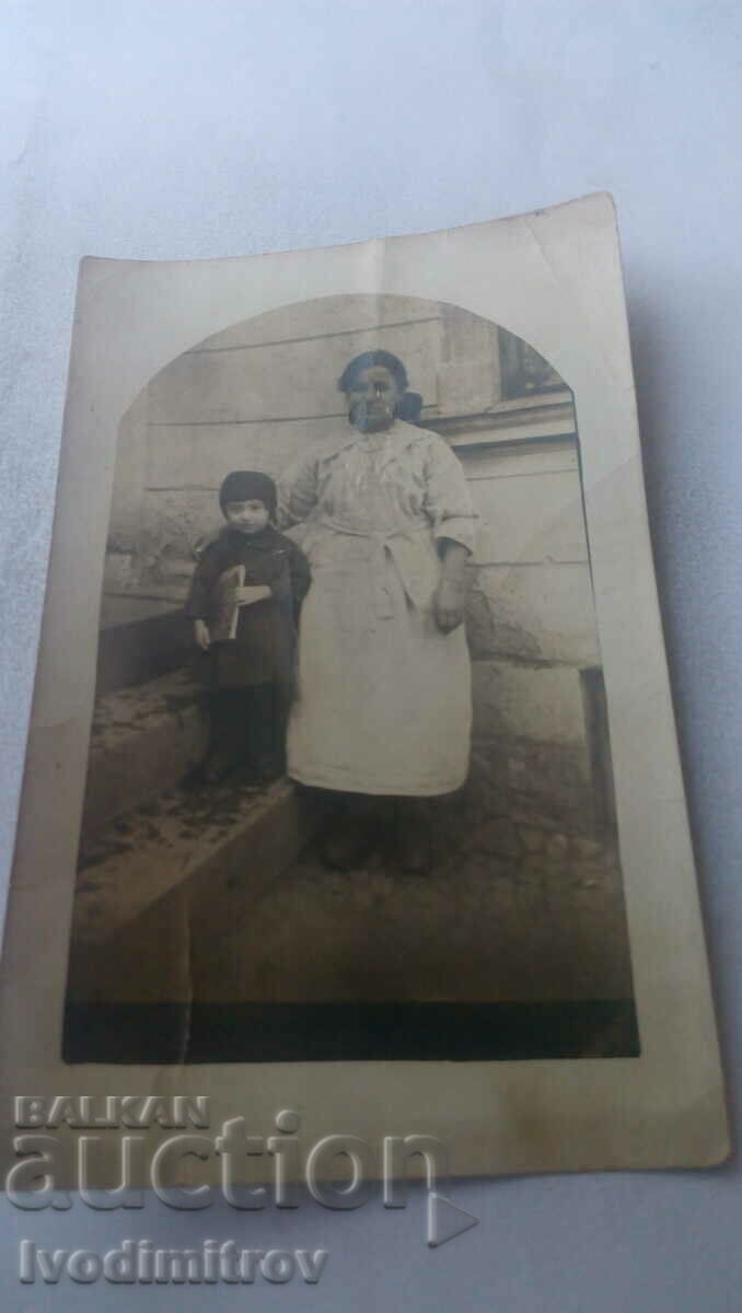 Fotografie Sofia Bătrână și fetiță pe scări 1921