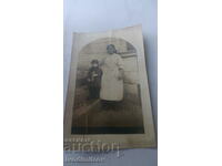 Φωτογραφία Σοφία Ηλικιωμένη γυναίκα και κοριτσάκι στα σκαλοπάτια 1921