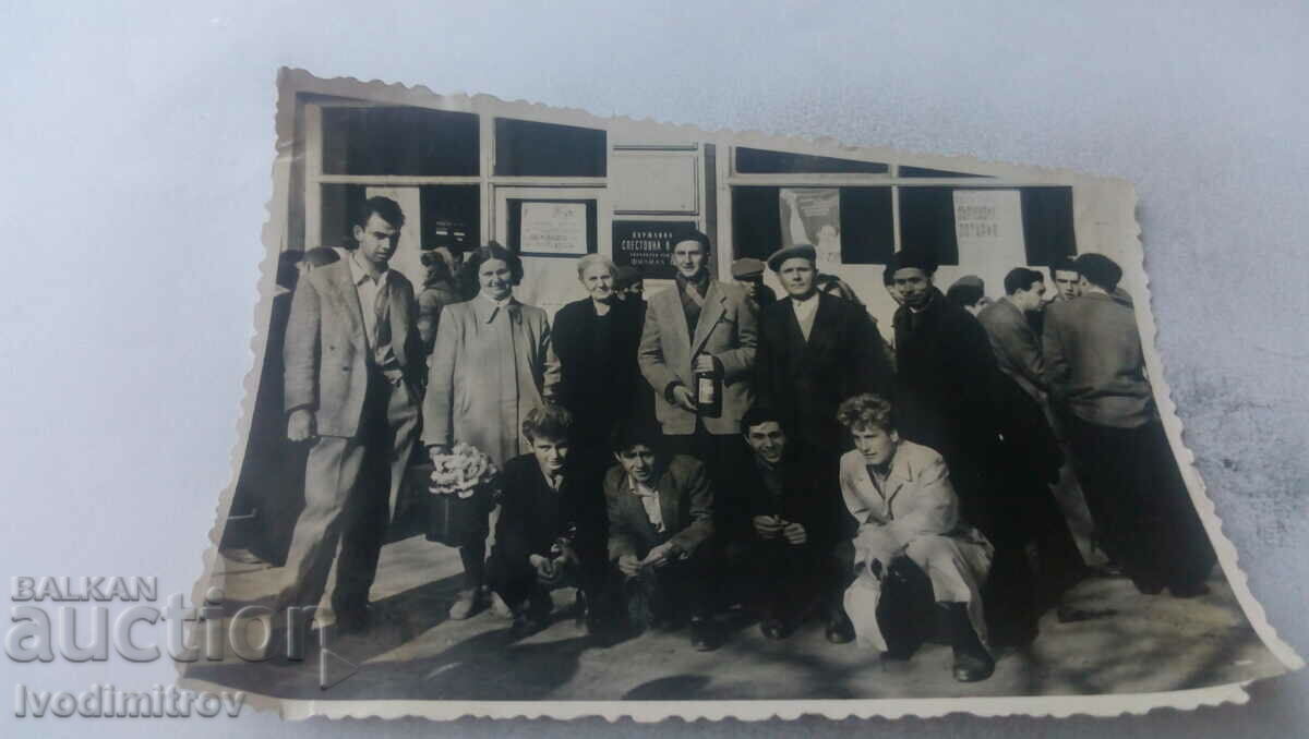 Φωτογραφία Άνδρες και γυναίκες μπροστά από το Κρατικό Ταμιευτήριο